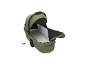 Grüner Baby-Tragetasche mit schwarzem Griff und Reißverschluss-Symbol.