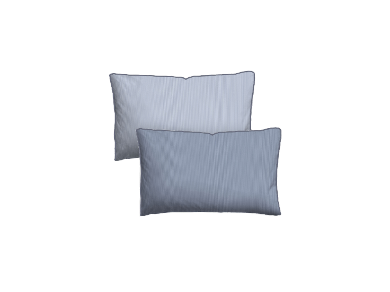 Zwei blaue gestreifte Kissen, Bettwäsche.
