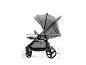 Grauer Kinderwagen mit Maßen: 92 cm Höhe, 47 cm Tiefe, Räder 16 und 25 cm.
