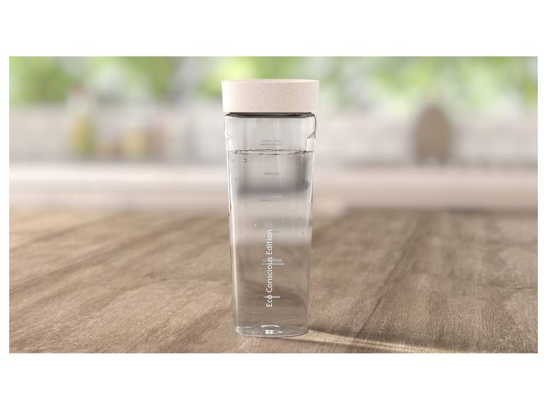 Transparente Wasserflasche mit hellem Deckel, gefüllt mit Wasser, auf einer Holzoberfläche.