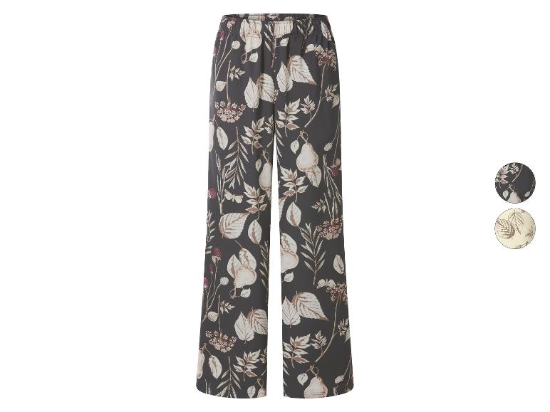 Weite Hose mit Blumen- und Fruchtmuster auf dunkelgrauem Hintergrund, mit zwei Farbmustern.