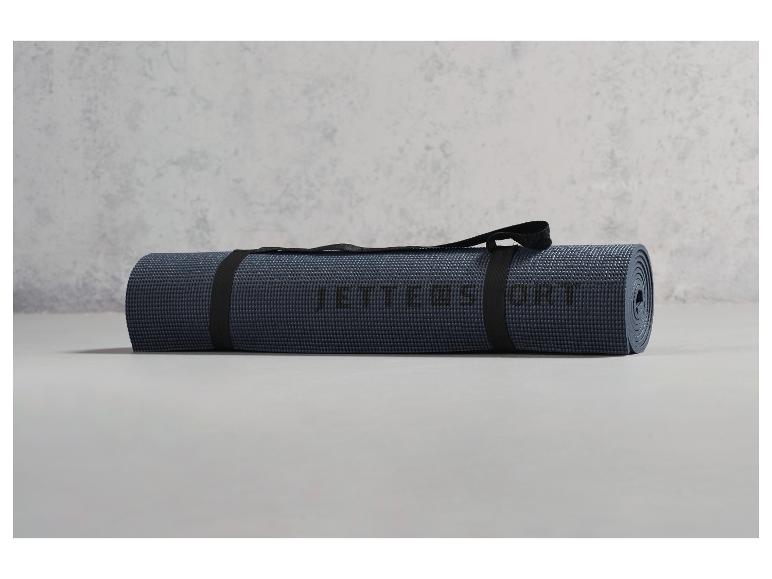 Eine zusammengerollte blaue Yogamatte mit schwarzem Band und dem Markennamen 'JETPILOT'.