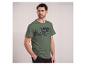 Grünes Herren-T-Shirt mit dem Text „TATA TAK WYGLĄDA NIESAMOWITY“ und Daumen hoch.