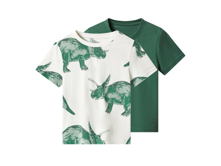 Zwei Kinder-T-Shirts: eines weiß mit grünen Dinosauriern, das andere einfarbig grün.