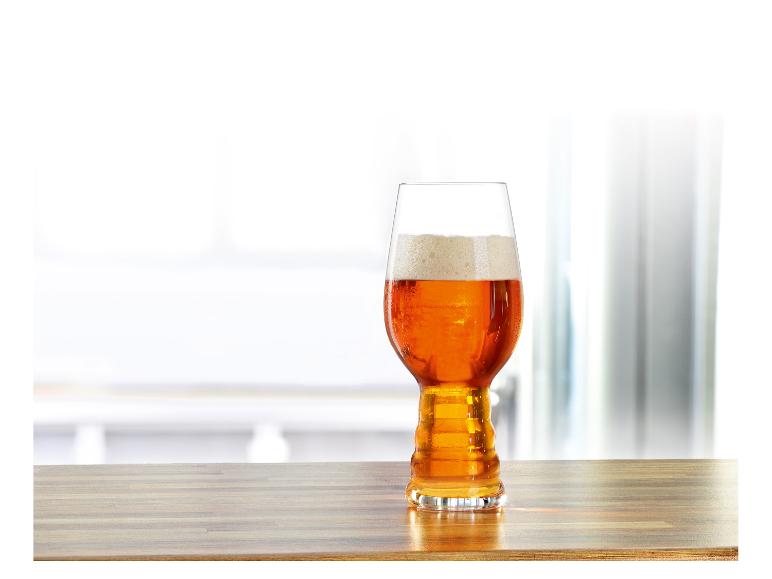 Craftbier in einem Glas auf einem Holztisch.