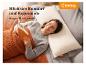Frau liest Buch im Bett mit Kissen, das höchsten Komfort und Ergonomie bietet.