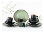 Schwarz-grünes Geschirr und Tassen; handwerklicher Stil.