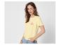 Frau in gelbem T-Shirt mit „Ciao Bella“-Aufschrift und Jeans-Shorts.