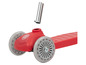 Ein roter Playtive Scooter mit grauen Rädern.
