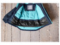 Eine blaue und türkisfarbene Jacke mit einem Namensschild innen.