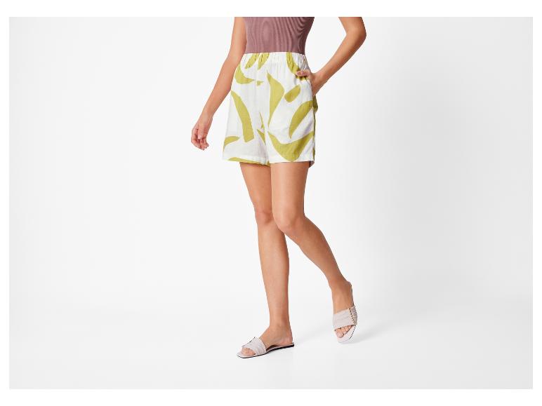 Shorts und Sandalen mit stilvollem Blattmuster.