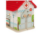 Ein hölzernes Spielhaus für Kinder, mit einem Krankenwagen, einem roten Dach und einer Tür mit einem Knauf.