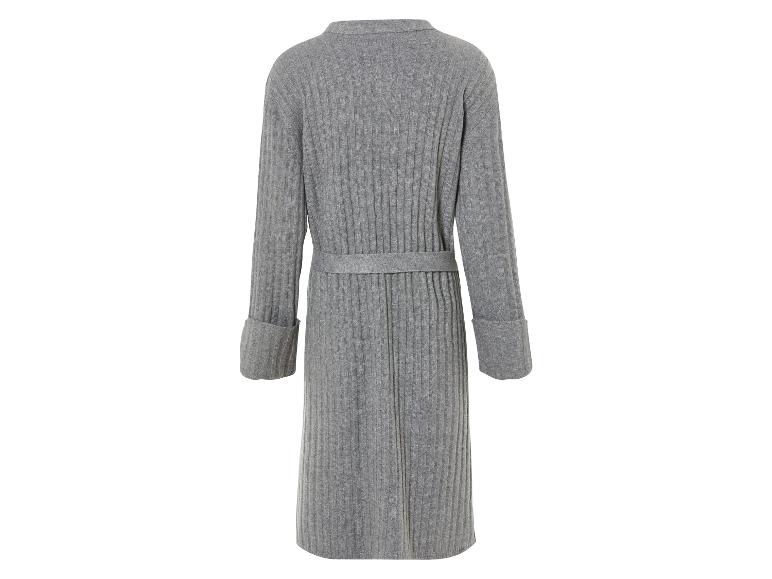 Ein grauer Strickbademantel mit Gürtel.