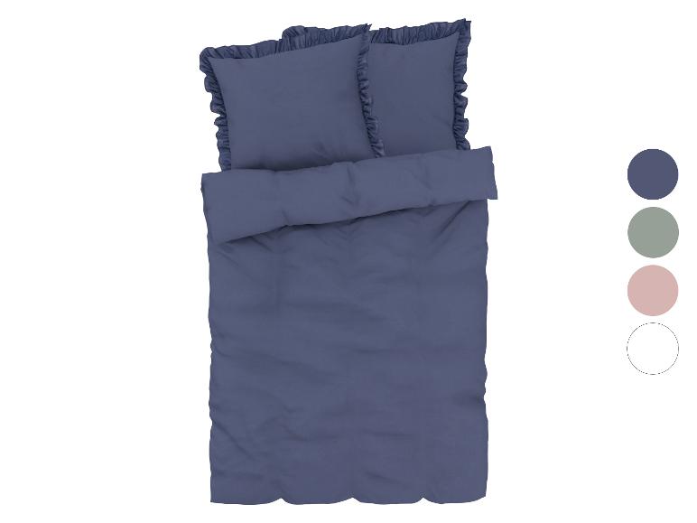 Ein Bettbezug mit Kissenbezügen in Dunkelblau mit Rüschen.