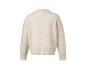Hellbeiger Strickpullover mit hohem Kragen, Rückansicht.