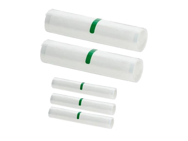 Fünf transparente Rollen Frischhaltefolie mit einem grünen Streifen in der Mitte.