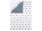 Kinder-Bettwäsche-Set mit blauem Auto-Print auf weißem und blauem Hintergrund.