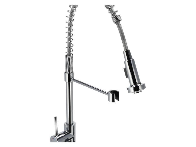 Verchromter Küchenhahn mit ausziehbarer Brause und Feder.