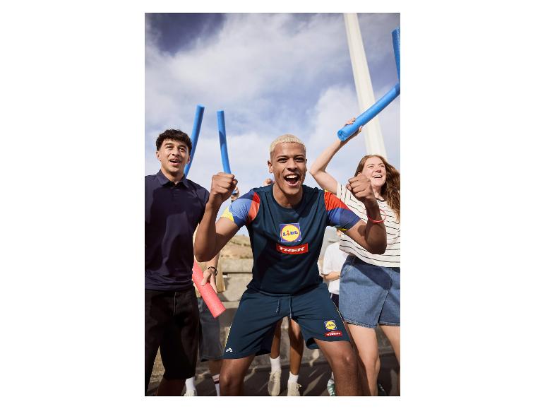 Drei fröhliche junge Leute in Sportkleidung mit blauen Schaumstoffstäben.