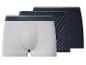 Drei Herren-Boxershorts: eine hellgraue, eine dunkelblaue mit Muster und eine einfarbige dunkelblaue.