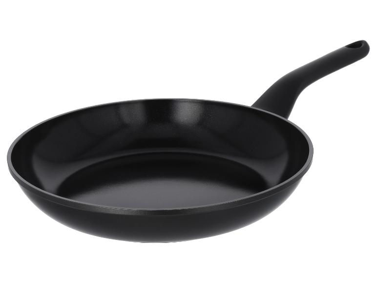Schwarze antihaftbeschichtete Pfanne mit Griff, schräg aufgenommen.