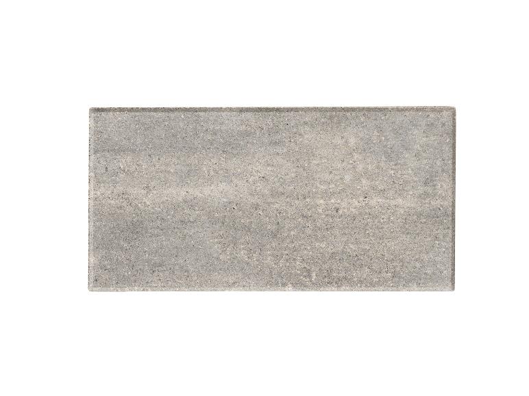 Eine einzelne graue rechteckige Pflasterplatte auf weißem Hintergrund.