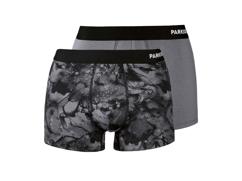 Zwei Herren-Boxershorts aus Baumwolle, eine grau und eine mit grauem Marmormuster.
