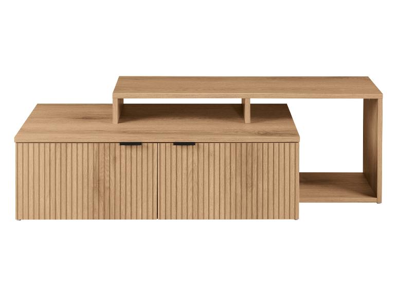 Heller Couchtisch aus Holz mit geriffelten Türen und offenen Regalen.