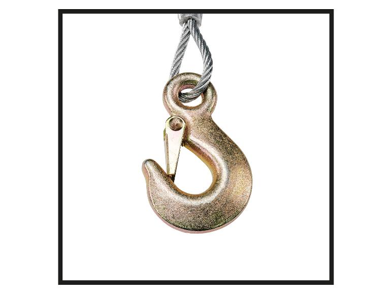 Ein goldfarbener Lasthaken mit Sicherheitsverschluss an einem Stahlseil.