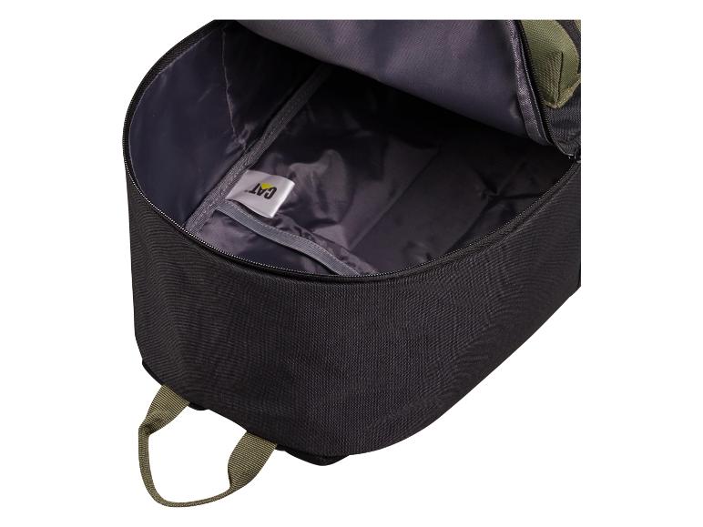 Innenansicht eines geöffneten schwarzen Rucksacks mit grauem Futter und weißem Etikett.