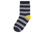 Eine gestreifte Socke in Grau und Blau mit einem gelben Detail.