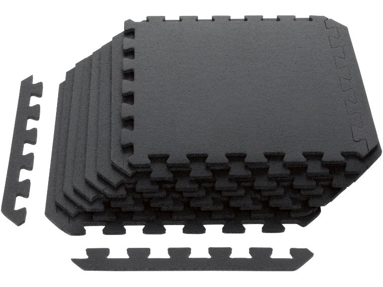 Ein Stapel dunkelgrauer, ineinandergreifender Schaumstofffliesen mit abnehmbaren Rändern.