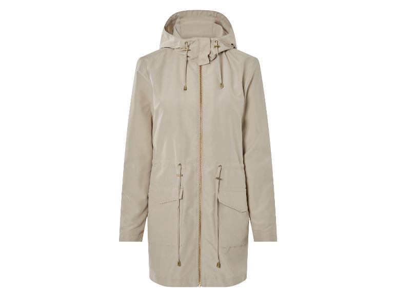 Beige Regenjacke mit Kapuze.