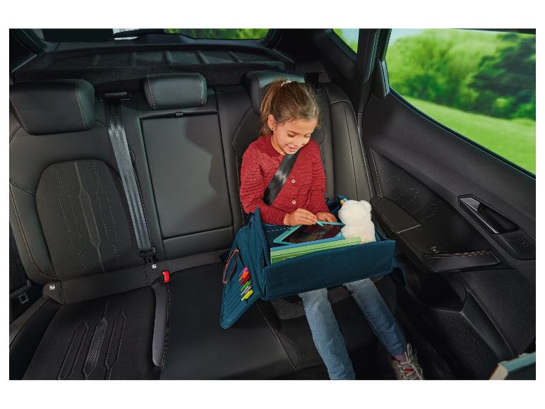 Kind benutzt einen Auto-Sitzorganizer.