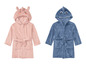 Zwei Bademäntel für Kinder, ein rosa mit einer Nashornkapuze und ein blauer mit einer Hai-Kapuze.