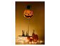 Halloween-Kürbisdekoration mit Zylinder, leuchtenden Augen und Lichterkette.