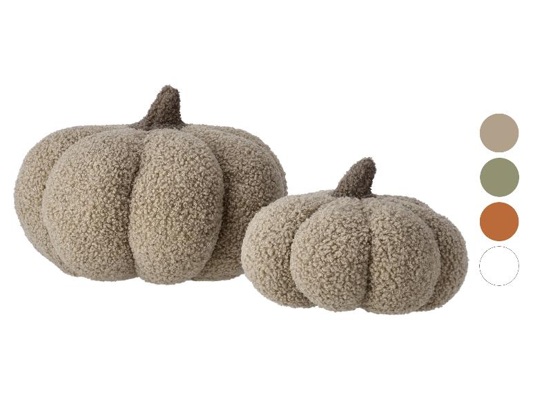 Zwei dekorative Kissen in Kürbisform in Beige.