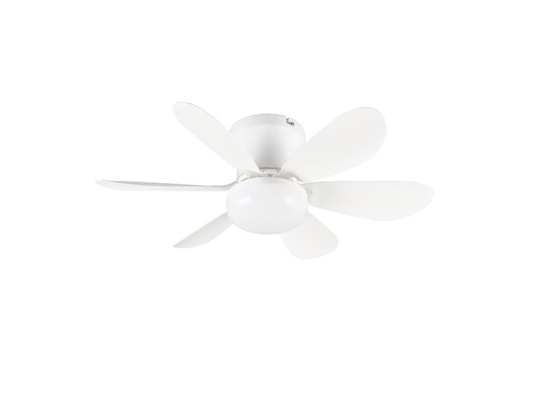 Weißer Deckenventilator mit fünf Flügeln und integrierter Leuchte