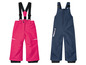 Zwei Paar Skihosen für Kinder, eine rosa und eine dunkelblaue.
