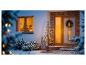 Weihnachtsbeleuchtung und Dekorationen vor einem Haus in verschneiter Landschaft.