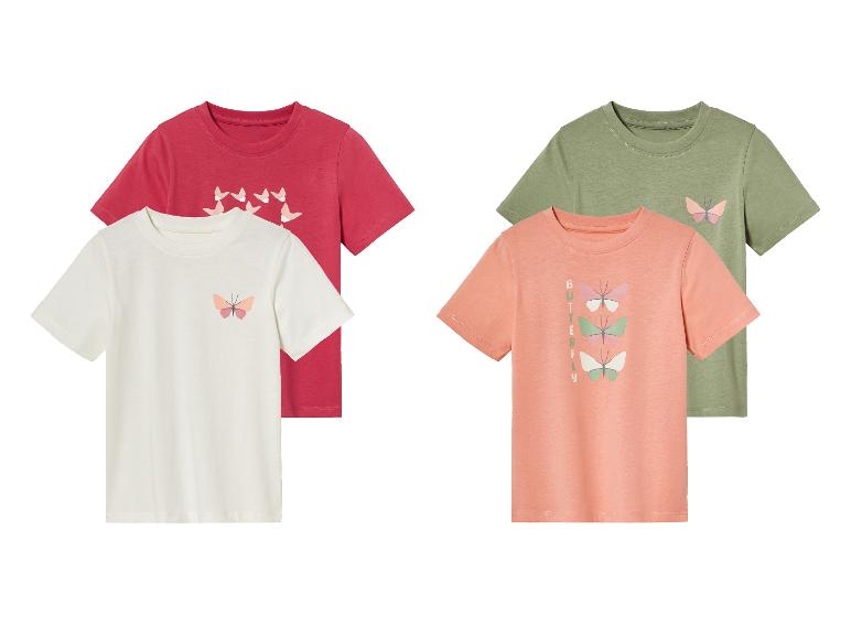 Vier T-Shirts mit Schmetterlingsmotiven.