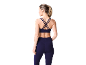 Frau von hinten in einem dunkelblauen Sport-BH und passenden Leggings.