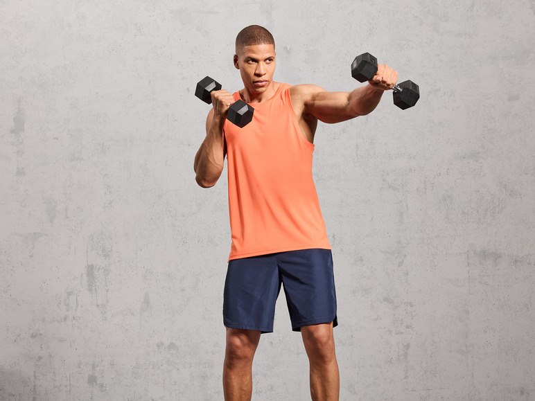 Mann in einem orangenen Tanktop mit schwarzen Hanteln beim Training.