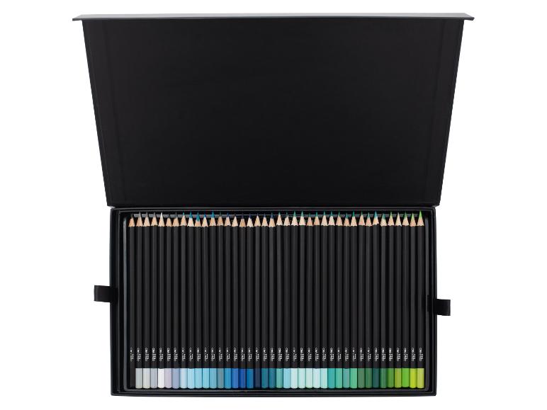 Eine geöffnete Schachtel crelando Buntstifte, angeordnet in Blau- und Grüntönen.