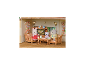 Spielzeughasen sitzen auf Miniatursofas, mit Couchtisch und Fernseher.