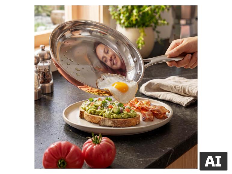 SILVERCREST® Premium-Pfanne mit Kupferschicht, aus der ein Ei auf ein Toast gleitet. [KI-generiertes Bild]