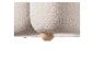 Detail eines Bouclé-Stoffsofas mit hellen Holzbeinen.