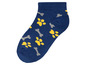 Blaue Socken mit gelben Hundepfoten und grauen Knochen.