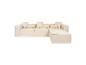 Beiges Modulsofa mit Kissen, mit einem Chaiselongue-Abschnitt auf der rechten Seite.