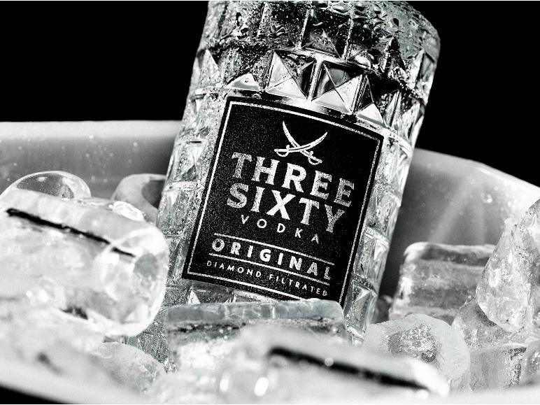 Wodkaflasche in Eiswürfeln, mit dem Etikett „THREE SIXTY VODKA ORIGINAL“.